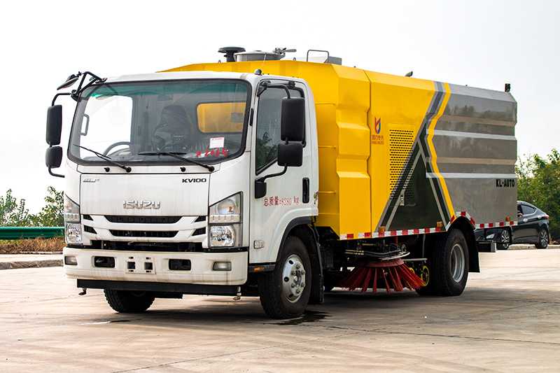 Isuzu Washing and Sweeping Truck 5 m³ refuse tank, 4 m³ clean water tank